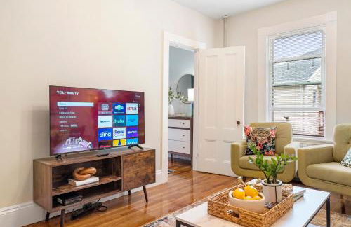 Downtown Beverly Minutes to Salem+Train w/Parking - Photo 12