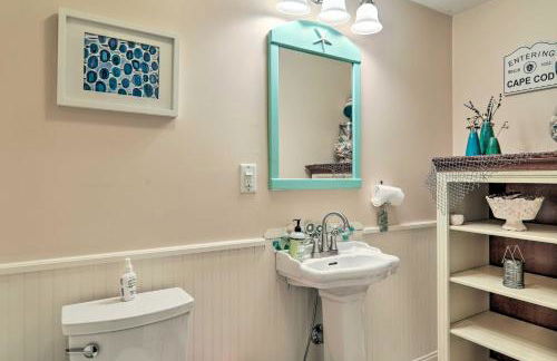 Cape Cod Cottage with Deck, Grill, and Games! - Foto 29