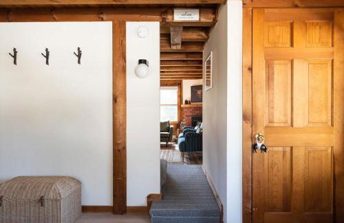 New! Designer 3BR Cabin Walk to Pond Mtn Views - Foto 41