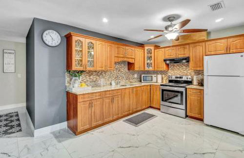 Three Bedroom Pool Home with Modern Interior Design - Foto 11