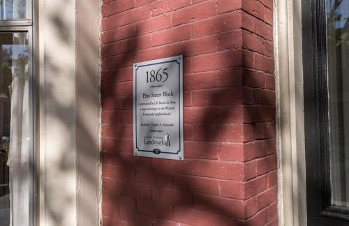 Local Landmark - Gorgeous Historic Home - Foto 25