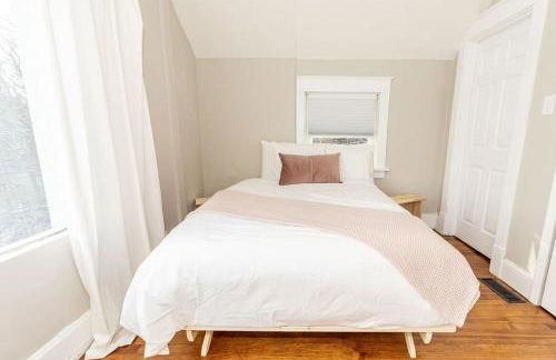 Cozy Riverfront Bungalow with Stunning Views - Foto 29