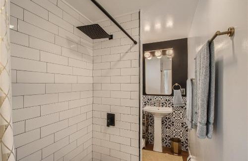 Natural Light, High-Vaulted Ceilings Apartment and Garage - Foto 14