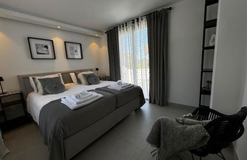 Marbella Bliss - Luxury 4-Bedroom VILLA with Garden, Private POOL & Jacuzzi, Marbesa near- 5 min to the Cabopino Beach - Photo 33