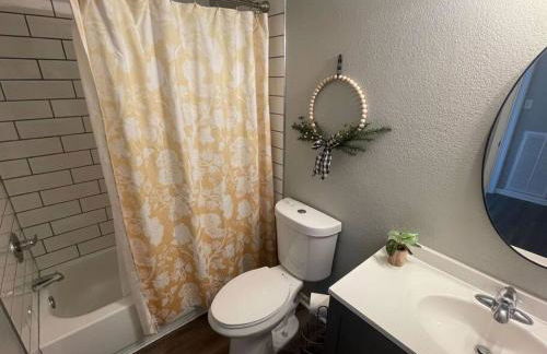 The Ingrid Apt #8 - Fresh and Simple 2bd with WiFi - Foto 6