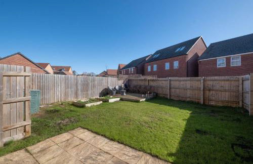 Beautiful and comfortable home away from home with free parking, fast wifi and white crisp hotel standard linen hosted by Our Home Short Stays - Photo 41