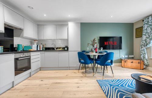 Ocean Village 1-Bedroom Luxurious, Stylish & Cosy Apartment, Central Location in Southampton, Sleeps 4 - by Blue Puffin Stays - Photo 3
