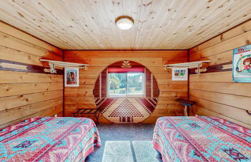 Rustic Cabin with Decks and Hot Tub in Garden Valley! - Foto 17