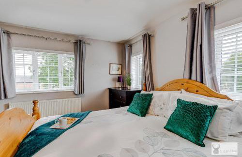 Silver Stag Properties Large 4 bed Property - Photo 6