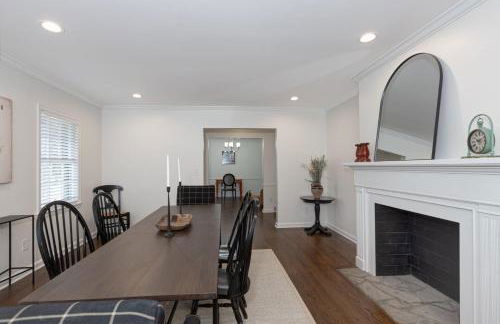 Group Getaway 6BR Near Fort Benning Huge Kitchen Private Yard - Foto 17