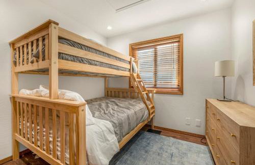 Pinewood Lodge - Backs to Forest - Near Downtown! - Foto 10