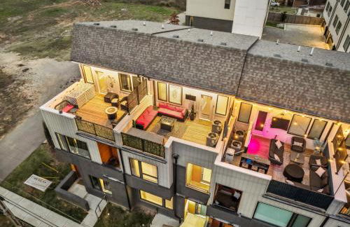 Private Home with Rooftop Game Room near Downtown - Foto 66