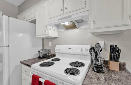 Glamorous 3BR 2BA house w/ large fenced backyard - Foto 41