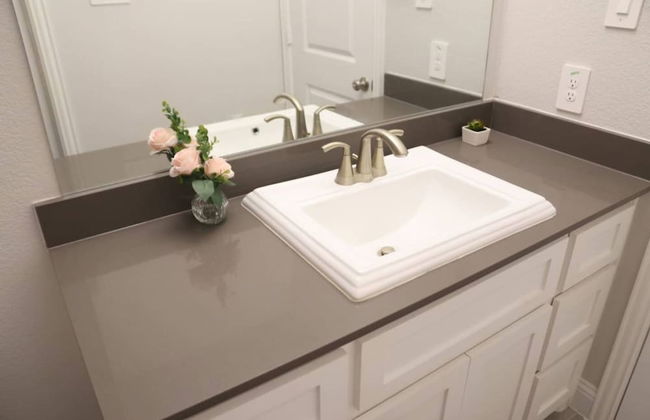 Spacious Home w Putting Green -for Extended Stays - Photo 33