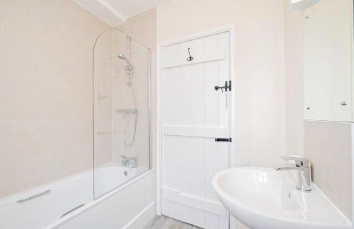Farmhouse Retreat, 4 Bed, Pet Friendly - Photo 26