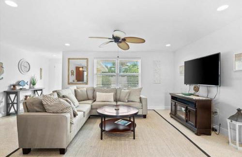 Private Village Home with Heated pool & spa with private front courtyard - Photo 49