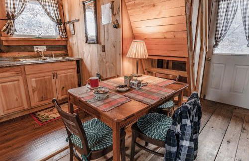 Cozy Log Cabin with an Indoor Fireplace Located on 70 Forested Acres in Leicester, Vermont - Foto 12