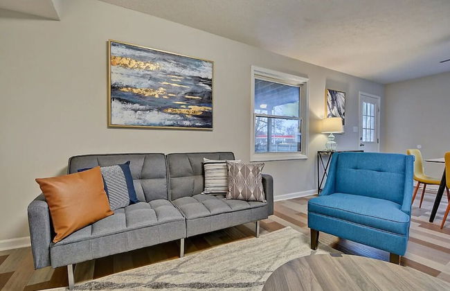 Spacious 6BR/3BA House w/ Parking! Sleeps 20! - Foto 49