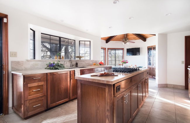 Cathedral by Avantstay Charming Secluded Estate w Sauna Pool Table Views of the Rolling Hills - Foto 14