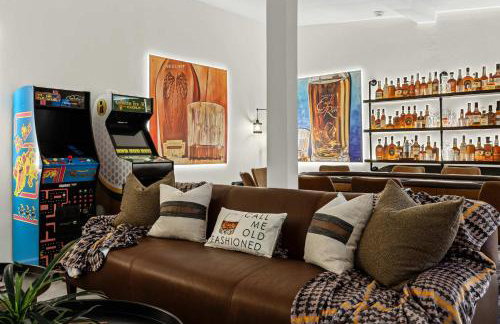 Bourbon-themed home w arcade & hot tub for groups - Foto 7