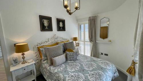 1 The Salt Yard, Whitstable - free parking, centre of town, 2 min walk to beach - Foto 4, wardrobe