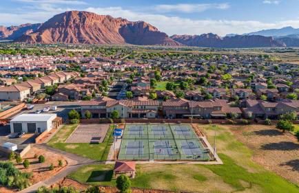 Paradise Village 113 Water Park and Kids Cove, Ping Pong, XBOX 360, Games, Beautiful Mountain Views, and More - Foto 65