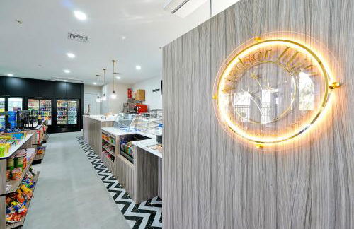 Spring Break Awaits Disney Close Pool Slides Fun - Foto 30