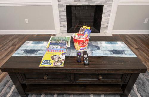 Firepit Games Grill Hot Tub Arcade & King Bed - Photo 29