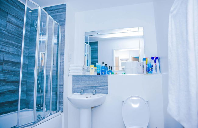 Riverside 2 Bed Apartment - Foto 30