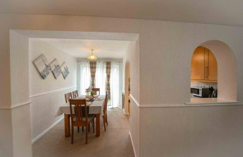 Spacious 3BR House By Kammili Properties in Westhoughton - Free Parking - Photo 19