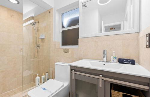 Luxe 4BR Waterfront w Htd Pool 5min to Beach - Foto 77