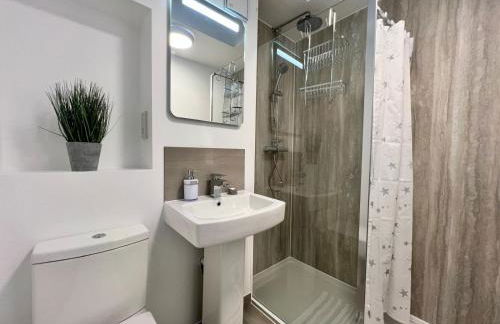 Borage House- Crawley,3BR House, Wifi, Parking, Close to Gatwick Airport, Contractor friendly, short and long term stays welcome - Foto 65