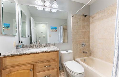 Perfect Getaway 3BR 3BA Home Close to Parks and Shopping - Foto 16