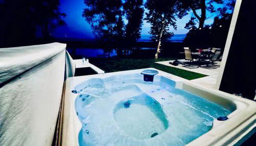 Designer Lake Cabin- HotTub, Sauna & Massage Chair - Foto 4