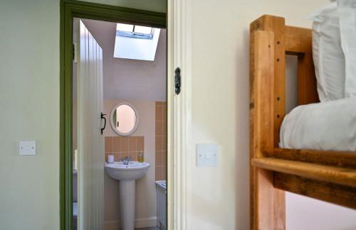 Cosy Cotswold Lodge by Your Home Here - ideal for families, log-burner, spa, private parking, EV Hookup included and heated swimming pools - Foto 12