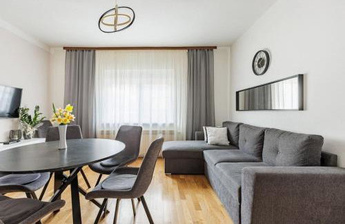 Cozy 2-bedroom house with parking slots - Photo 1