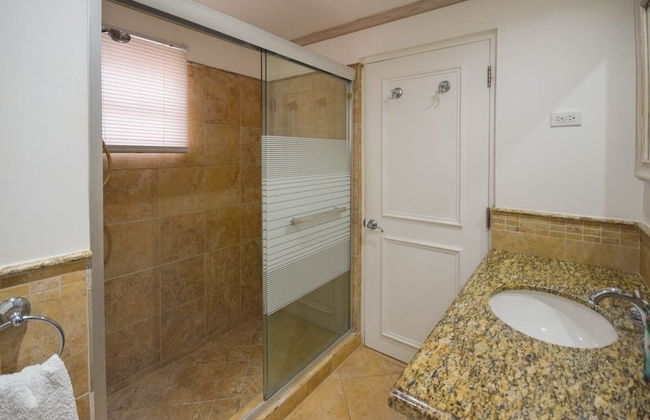 Modern 2-bed Apt Near Beach In St. Lawrence Gap 2 Bedroom Apts by Bluescape - Foto 39