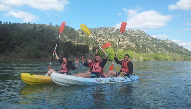 Tour en kayak por el río Ebro hacia Miravet - Foto 3, Disfrutando del tour en kayak