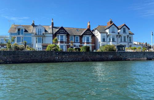 A unique and spacious river front property - Foto 1