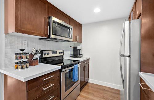 Serenity Over the Sails - A 2-Bedroom Escape w Stunning Marina Views - Foto 13