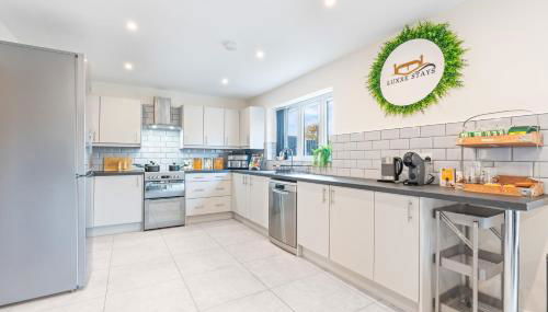 Stylish Home Hot Tub EV Parking - Foto 3, stove, dishwasher, toaster