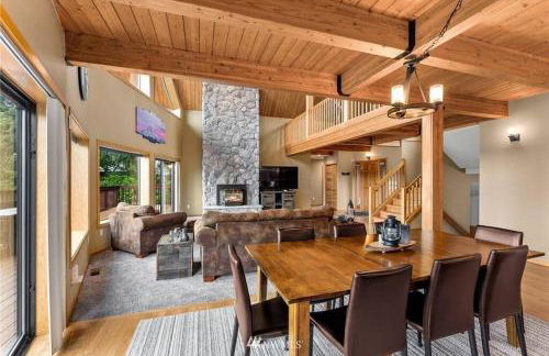 Beautiful Private Lake Lodge with Private Dock and Mountain Views - Foto 9