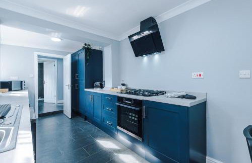 Spacious 4 Bed in Birmingham by 53 Degrees Property, Ideal for Business or Families, Games Room! - Foto 11