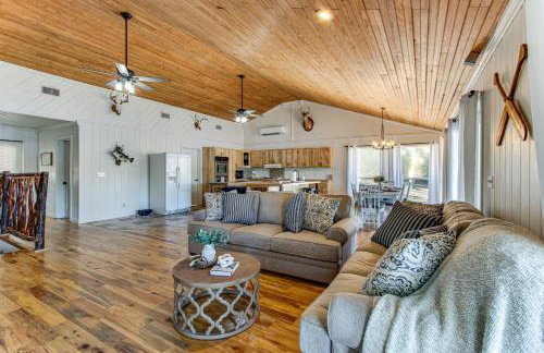Tranquil Gantt Lake Home w/ Deck & Patio! - Foto 5