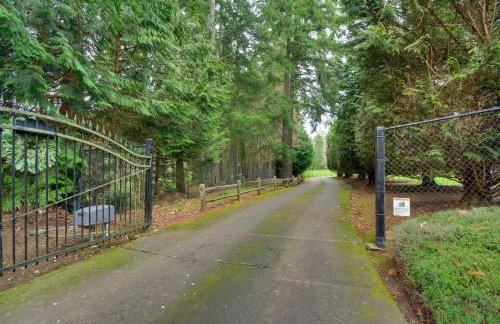 Central 4-Acre Cottage with Deck Walk to Bay! - Foto 29