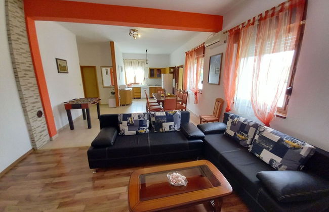 Detached House at Country Side, Fenced Private Garden Ideal for 2 Fam, Wifi - Photo 9