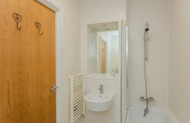 Vivid Apartment in Central London - Photo 18