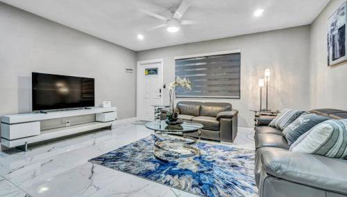 Three Bedroom Pool Home with Modern Interior Design - Foto 5