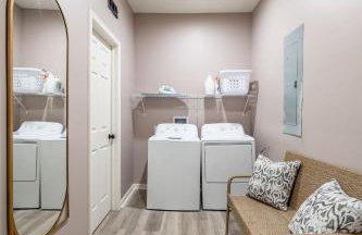 Modern & Stylish - Mins to Downtown - Family Friendly - Photo 16