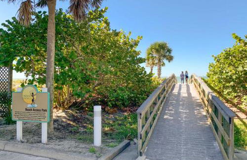 Large Balcony and Water Views Indian Shores Condo! - Foto 40
